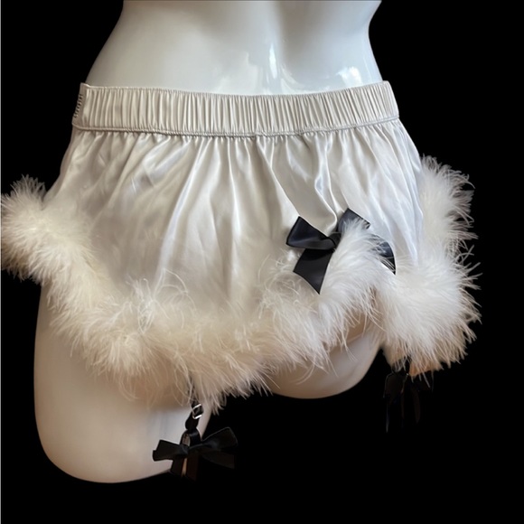 Victoria’s Secret Very Sexy Holiday Bra, Thong, & Skirt Set - Picture 6 of 15